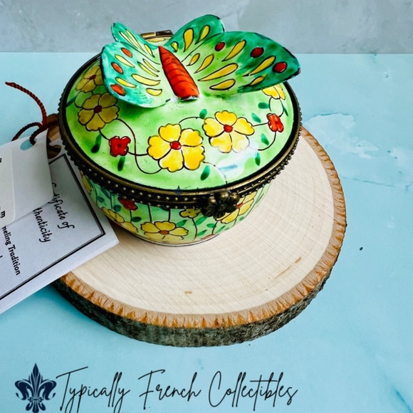 Butterfly Trinket Box. Vintage Stamp trinket box. Stamp Holder Trinket box. - Picture 4 of 7